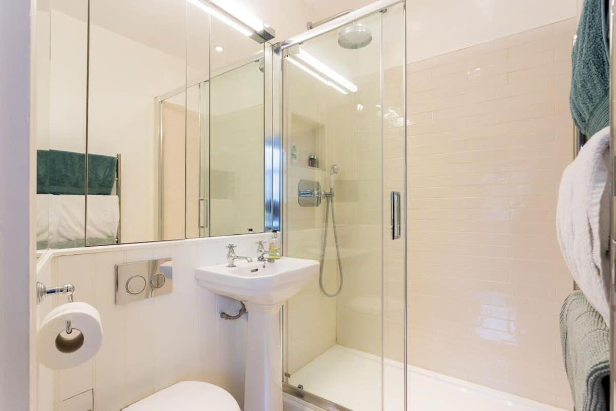 Artistic 1bed Flat With Patio In South Kensington Appartamento
