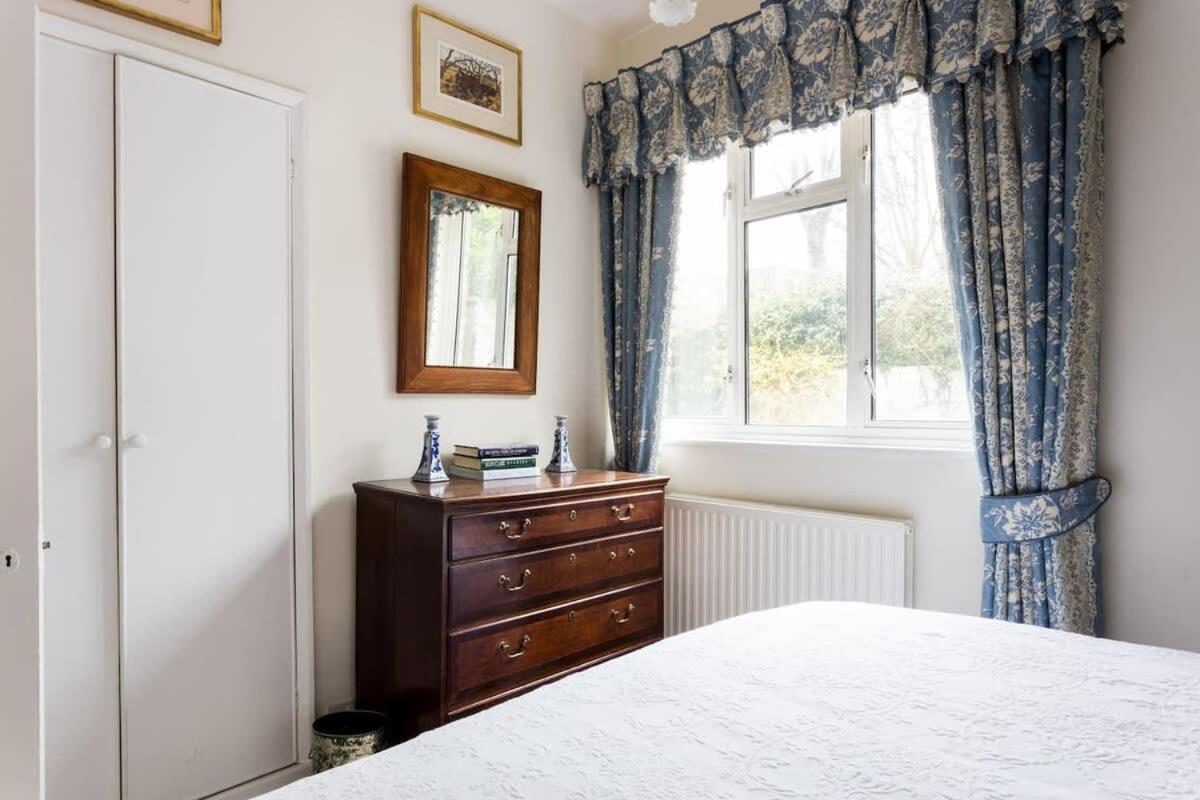 Artistic 1bed Flat With Patio In South Kensington *